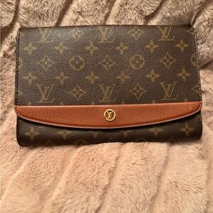 AUTHENTIC LOUIS VUITTON CLUTCH POCHETTE
